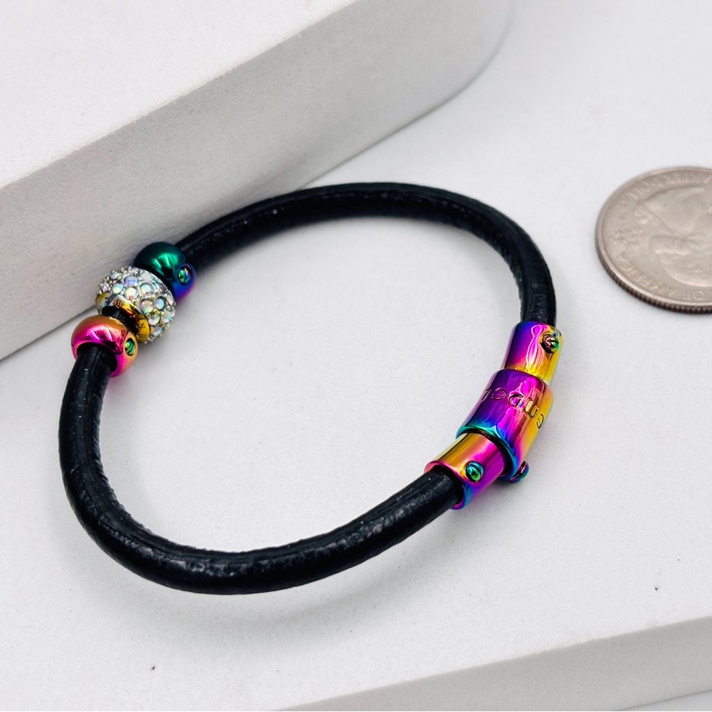Henri Bendel Leather And Rainbow Opal Crystal Signed Snap Magnet Bracelet 60$